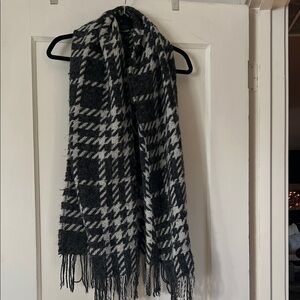 Chic Houndstooth Fringe Scarf 🧣 Gray and white